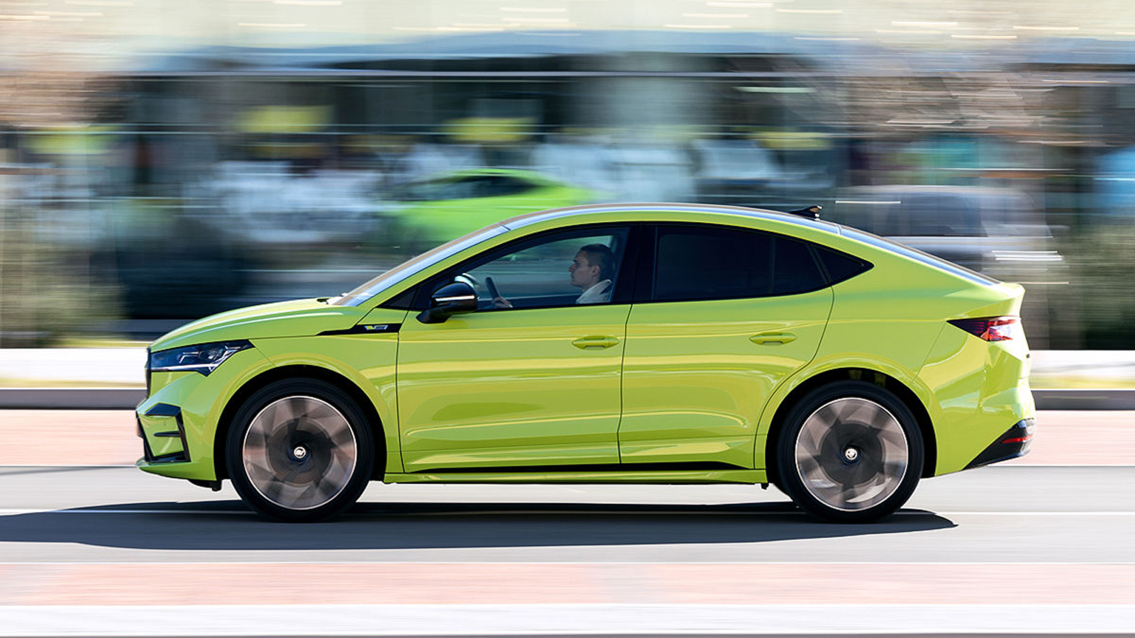 0-100 km/h σε 6,5 δευτερόλεπτα με ένα τετρακίνητο που ζυγίζει πάνω από 2.200 κιλά; Όπως καταλαβαίνετε, τα δυο μοτέρ των 300 ίππων κάνουν καλή δουλειά&